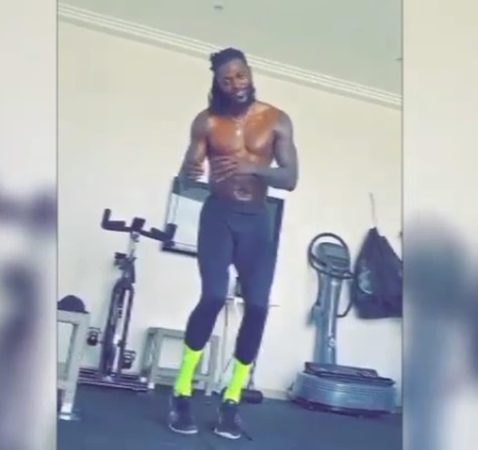 Drogba e CR7 são desafiados por Emmanuel Adebayor; Assista