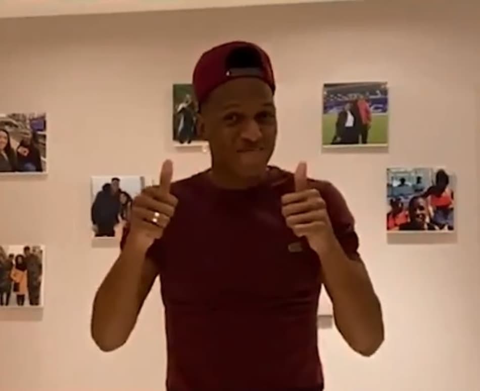 Sem futebol, Yerry Mina ataca como professor de espanhol