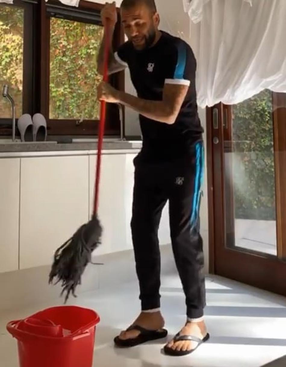 VÍDEO: Durante faxina, Daniel Alves solta a voz em música do irmão