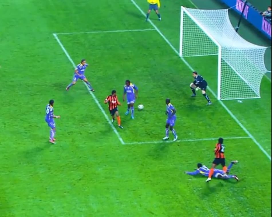 Com direito a gol de letra, Luiz Adriano ganha homenagem da UEFA