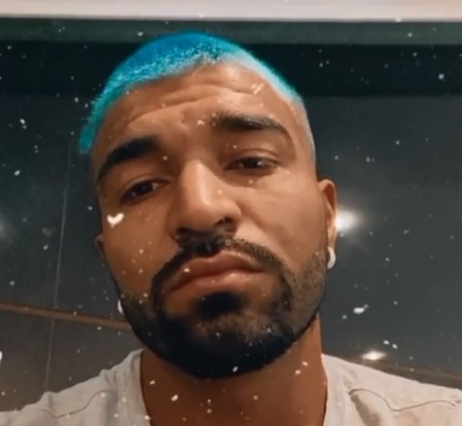 Rodrigo Aguirre muda visual e gera piadas na rede social