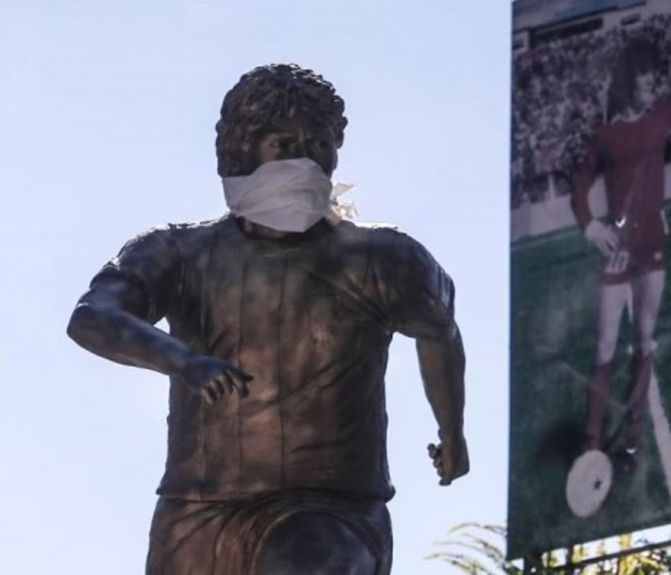 Estátua de Maradona é “protegida” do coronavírus na Argentina