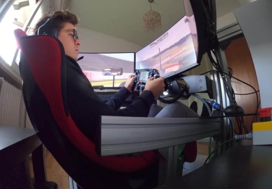 Drugovich supera Verstappen e vence duas vezes no virtual da Red Line