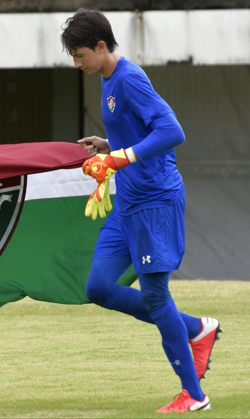 Promessa do Fluminense fecha parceria com empresa alemã de luvas