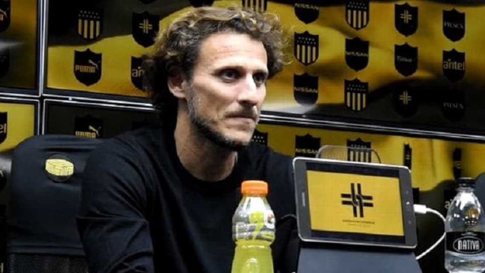 Torcida do Peñarol pede desculpa pública para Diego Forlán; Entenda