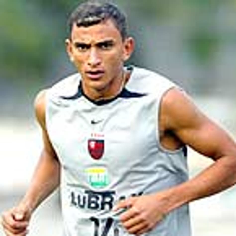 Com ex-Flamengo na lista, revista elege piores contratações do futebol paraguaio