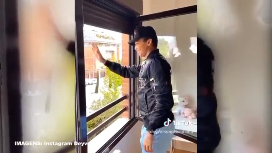 VÍDEO: Deyverson brinca, e vai à janela para 'saudar fãs'