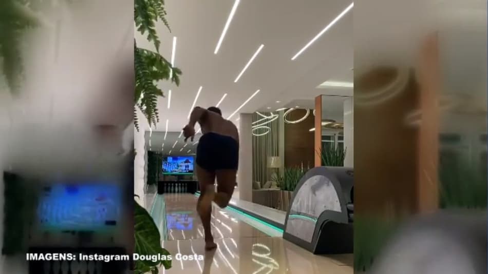 VÍDEO: Douglas Costa joga boliche em casa e derruba todos os pinos