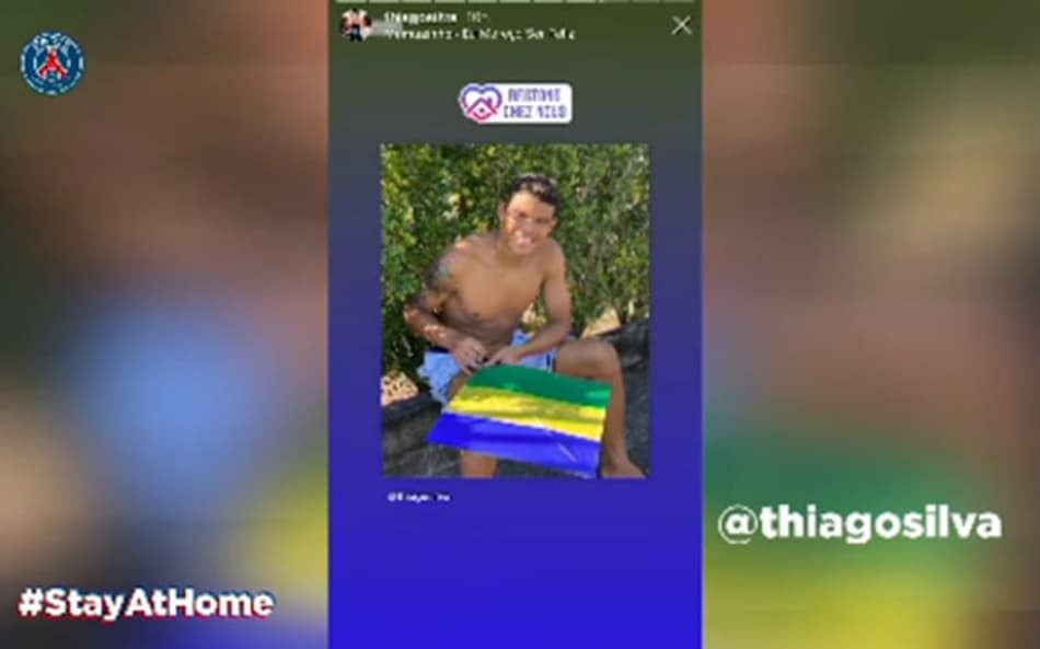 Thiago Silva se distrai fazendo pipas para a criançada