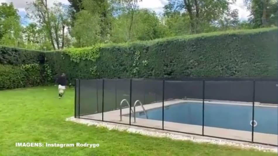 VÍDEO: Rodrygo joga bola em casa com o pai de um jeito diferente