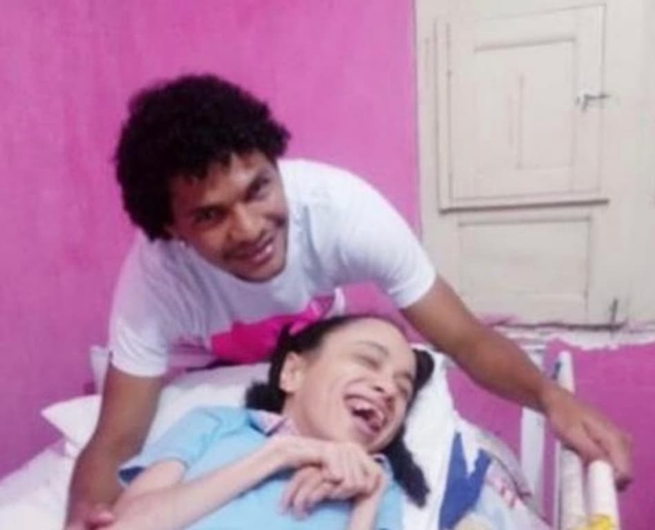 Volante Luanderson rifa camisa autografada do Náutico para ajudar mulher com paralisia cerebral