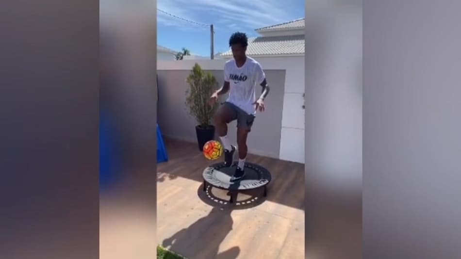 VÍDEO: Perto de voltar das férias no Corinthians, Gil mantém treinamento