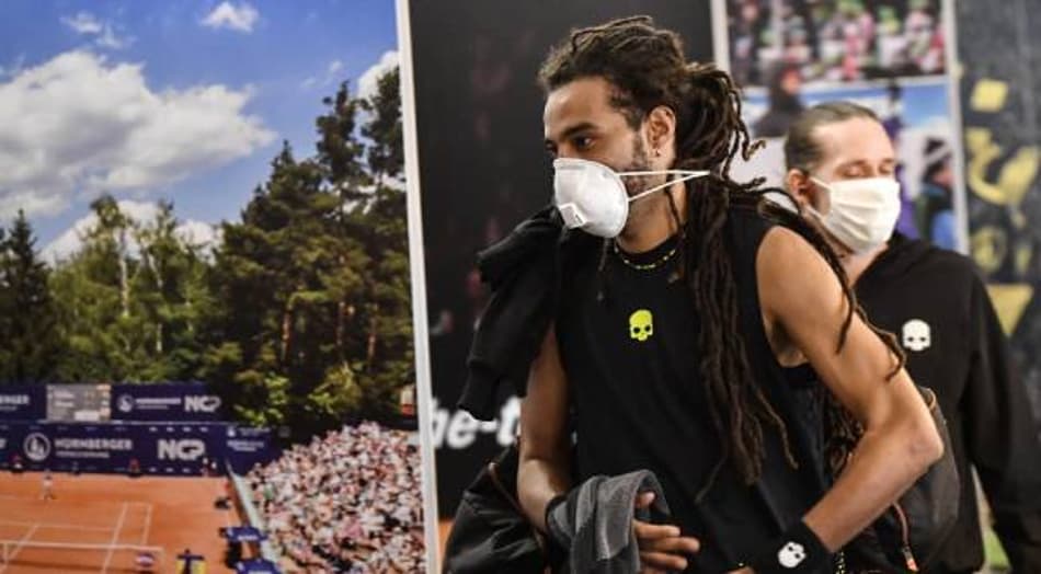 Respeitando distanciamento social e usando máscaras tenistas jogam na Alemanha