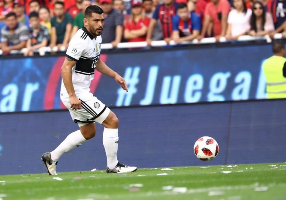 Lateral que passou pelo Cruzeiro sofre acidente de trânsito no Paraguai