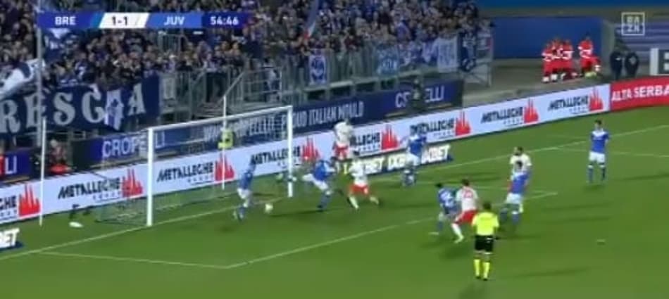 VÍDEO: Aqui a bola não entra! As defesas mais incríveis dos zagueiros na temporada do Italiano