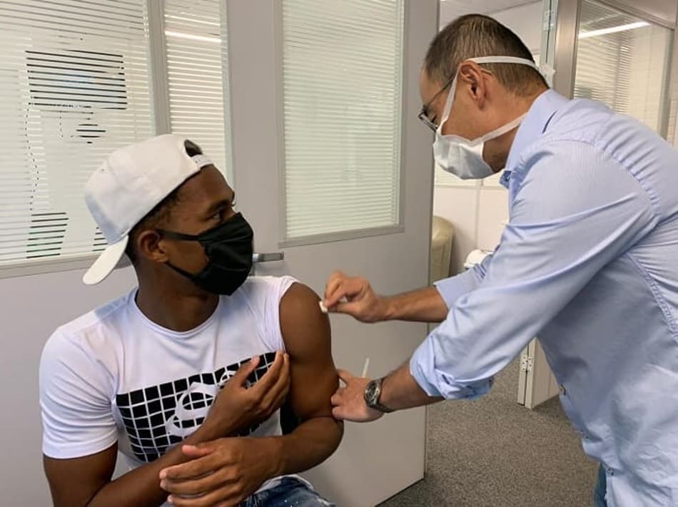 Jogadores do Coritiba são imunizados com vacina contra a H1N1