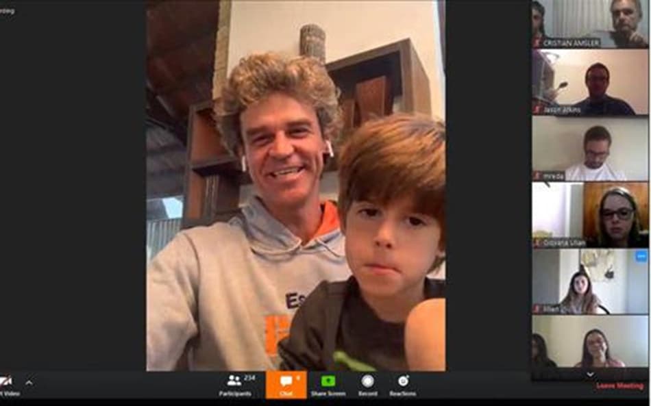 Guga reúne alunos e professores de escolas de tênis de seis países em evento inédito