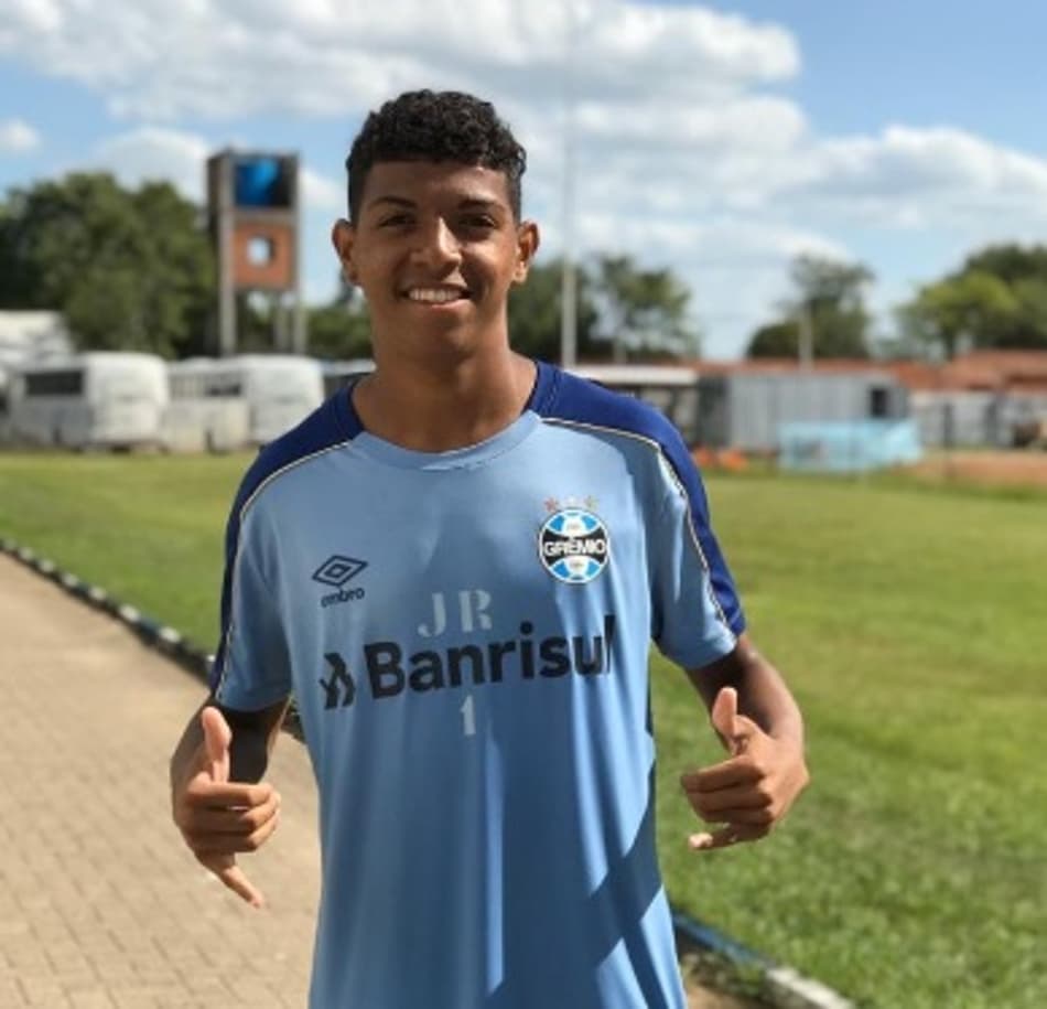 Atacante das categorias de base do Grêmio teve estreia oficial adiada por conta da pandemia