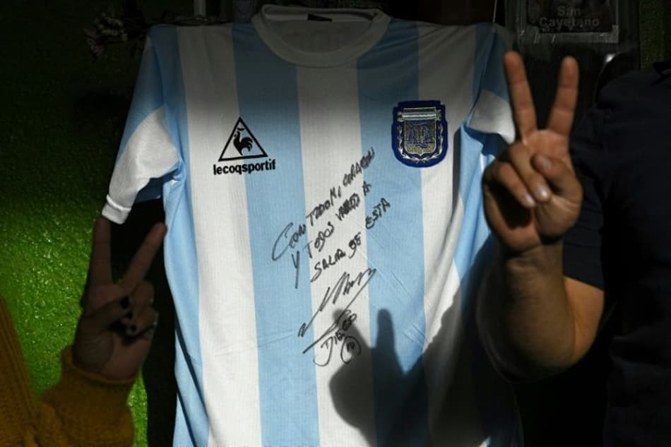 Maradona faz doação de camiseta autografada para arrecadar alimentos
