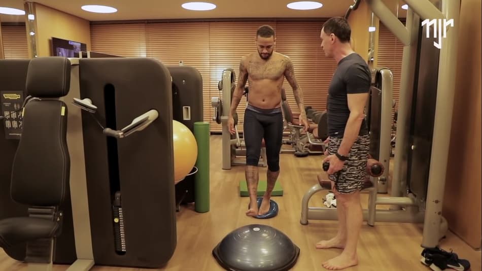 Treinando no Brasil, Neymar quer estar 'pronto' para retorno ao futebol