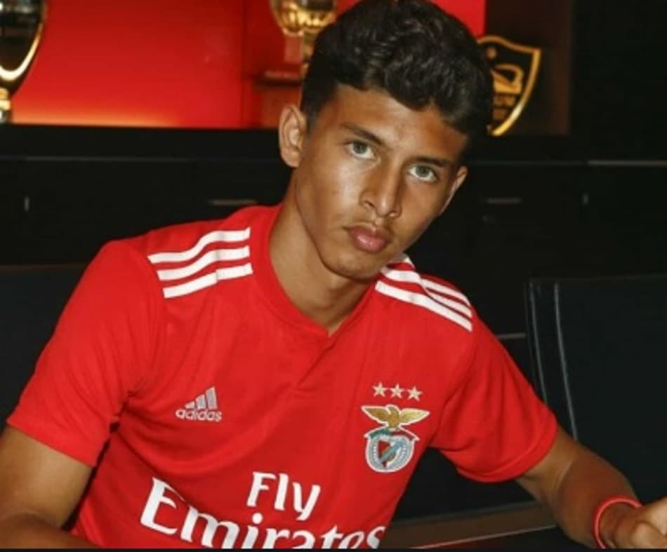 Com sangue latino, jovem marca gol de bicicleta e ganha comparação com CR7; Assista