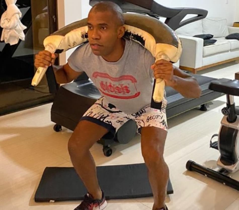 Volante Fabinho comenta a rotina de treinos remotos
