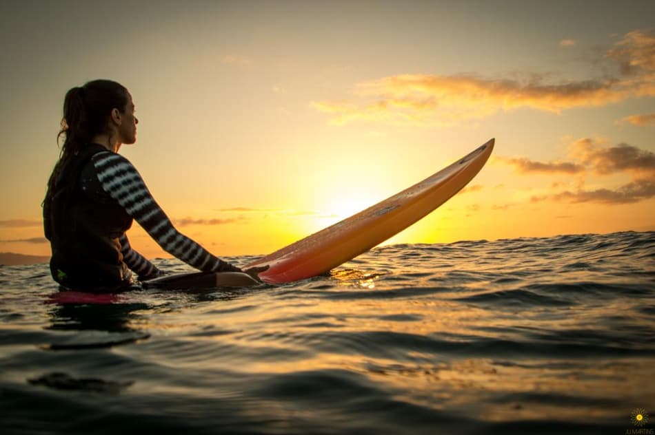Bastidores do mundo do surfe eternizados por brasileira