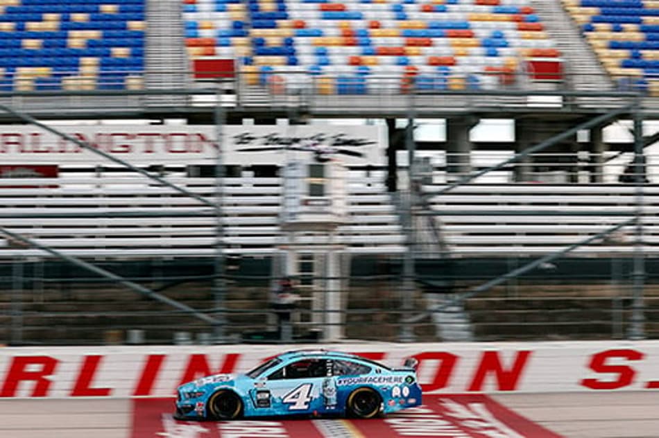 Kevin Harvick vence no retorno da NASCAR e do automobilismo pós-quarentena