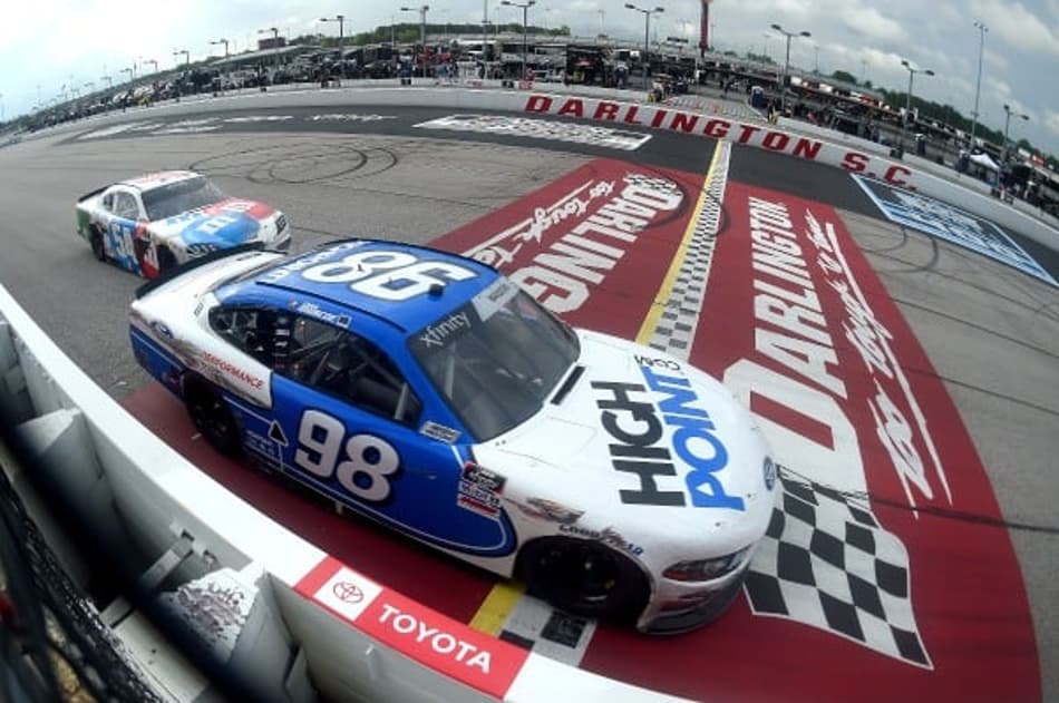 Briscoe vence Busch por apertados 0,086s no retorno da Xfinity Series