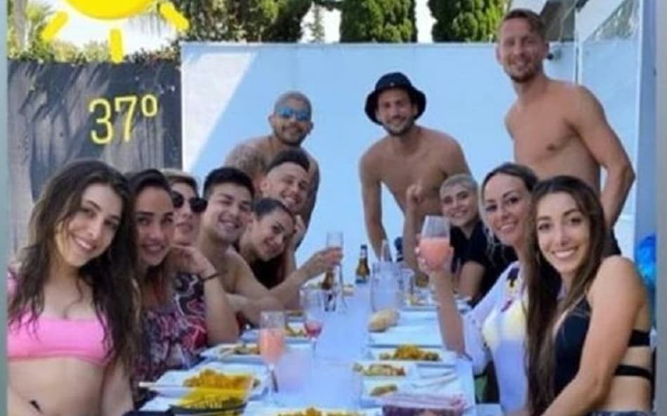 Após foto polêmica, quatro jogadores do Sevilla pedem desculpas