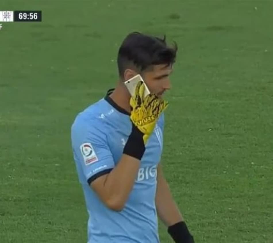 Goleiro relembra o dia que atendeu uma ligação dentro de campo