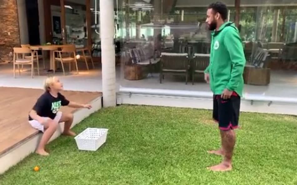 Pegadinha do Neymar! Craque 'trolla' filho em brincadeira com ovo