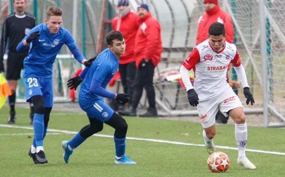 Brasileiro celebra retorno do futebol na República Tcheca com vitória