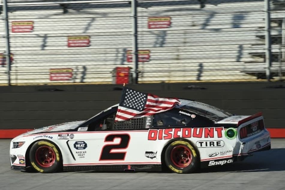 Keselowski vence após penalidades no final da corrida no Bristol Motor Speedway