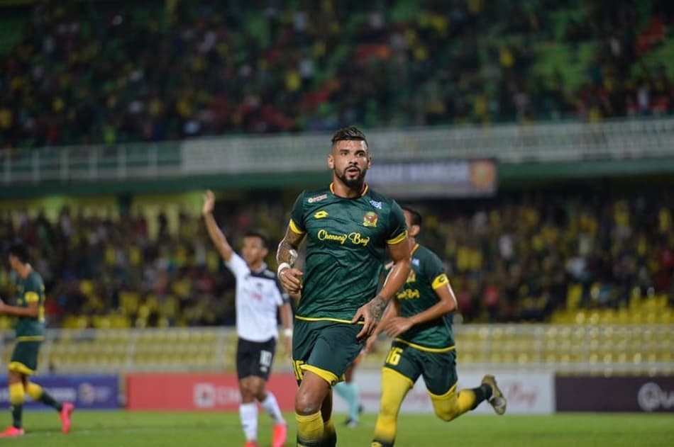 Zagueiro brasileiro revela motivo do crescimento do futebol na Malásia