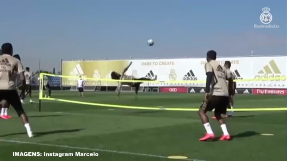 VÍDEO: Em futevôlei com companheiros de Real Madrid, Marcelo acerta linda bicicleta