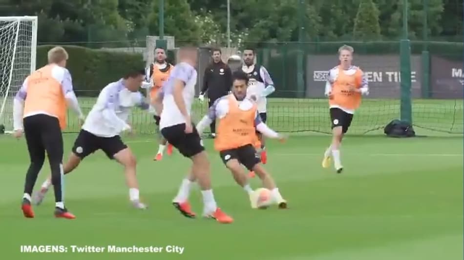 VÍDEO: Manchester City treina pesado de olho na volta do Inglês