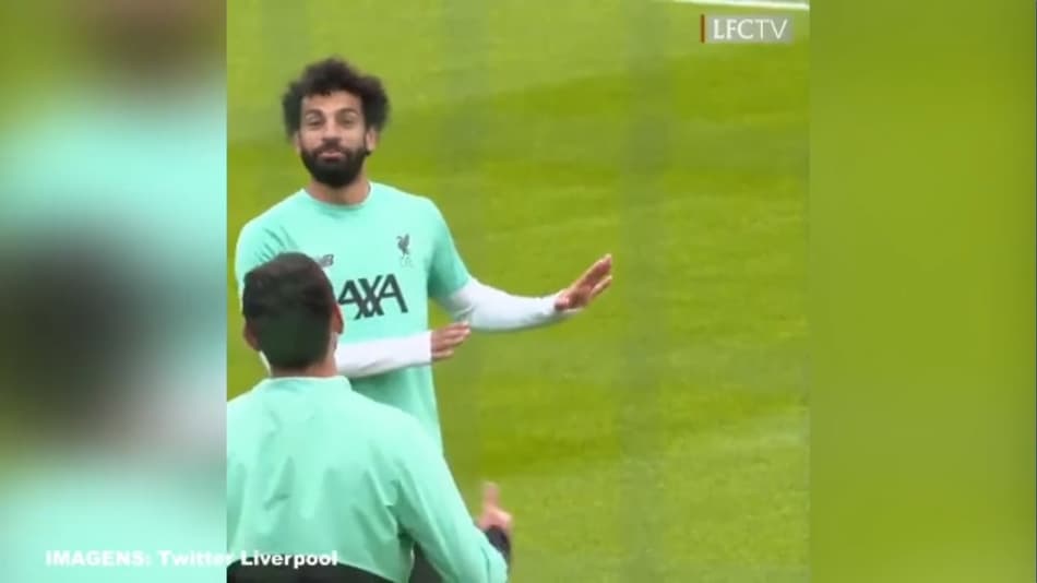 VÍDEO: Entrou na roda! Salah erra passe e vai para o meio do Bobinho