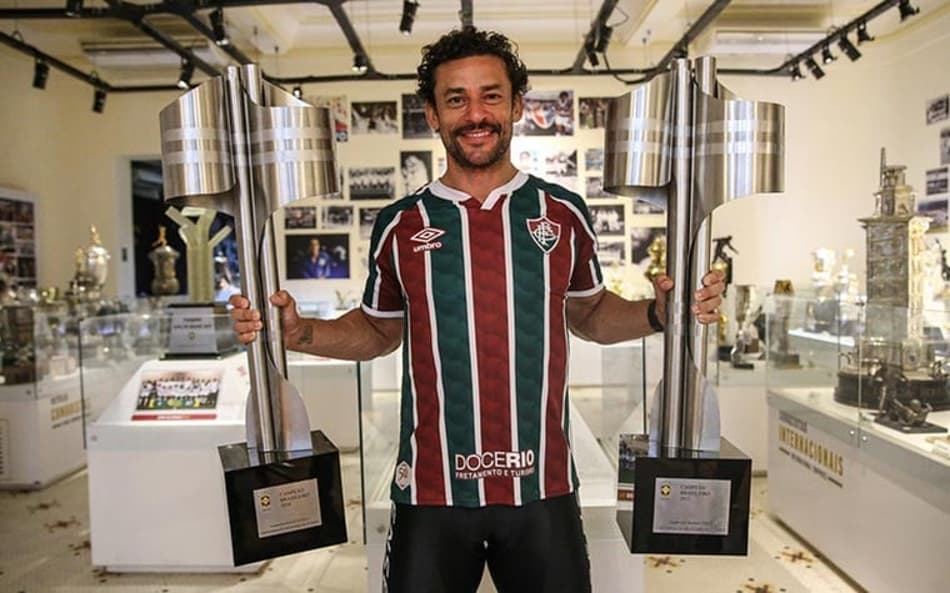 Emoção, assinatura de contrato e taças: veja a chegada de Fred ao Fluminense em 15 imagens