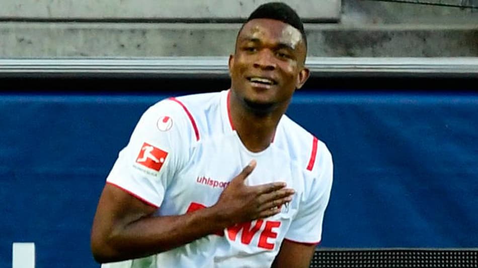 Dirigente comenta dificuldade em renovar contrato de atacante colombiano