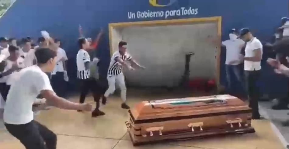 No México, amigos fazem tocante homenagem a jogador assassinado