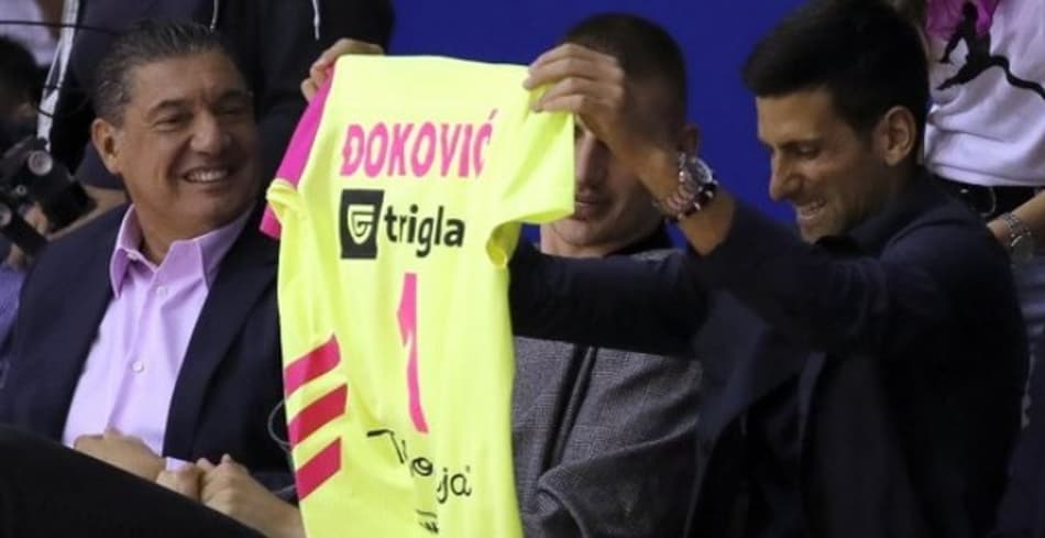 Após encontro com Djokovic, jogador de basquete testa positivo para COVID-19