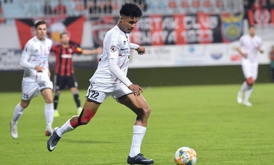 Brasileiro relata receio inicial, mas celebra retorno do futebol eslovaco