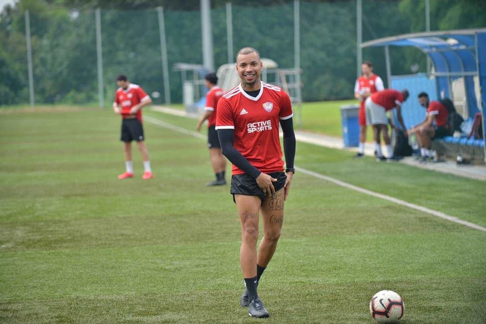 Com mais de 32 milhões de habitantes, atacante explica como foi retorno dos treinos na Malásia