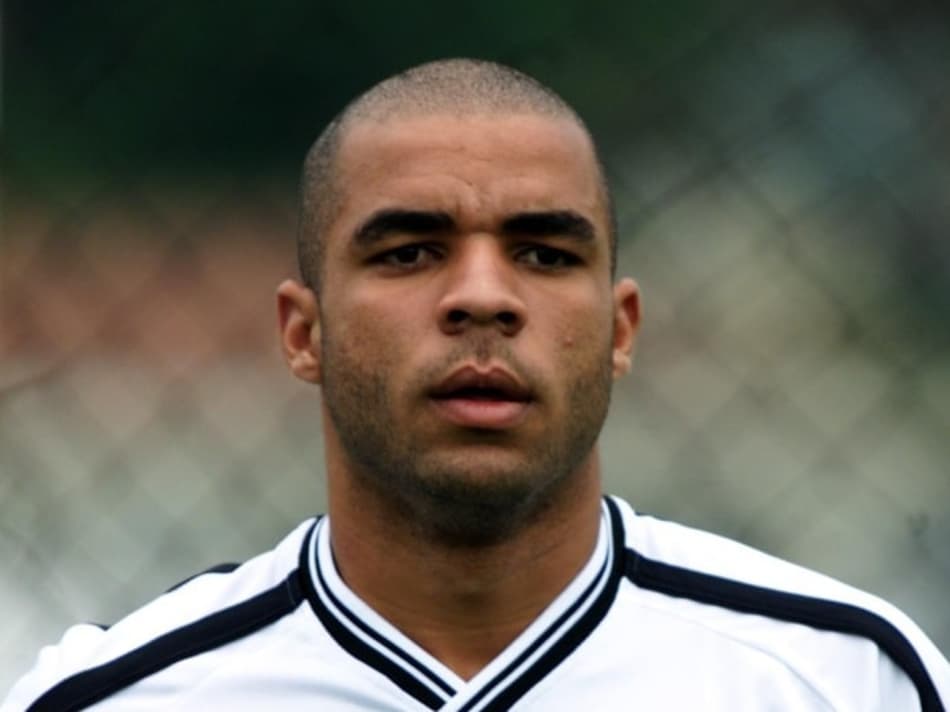 Aniversariante do dia, relembre momentos marcantes de Alex pelo Santos