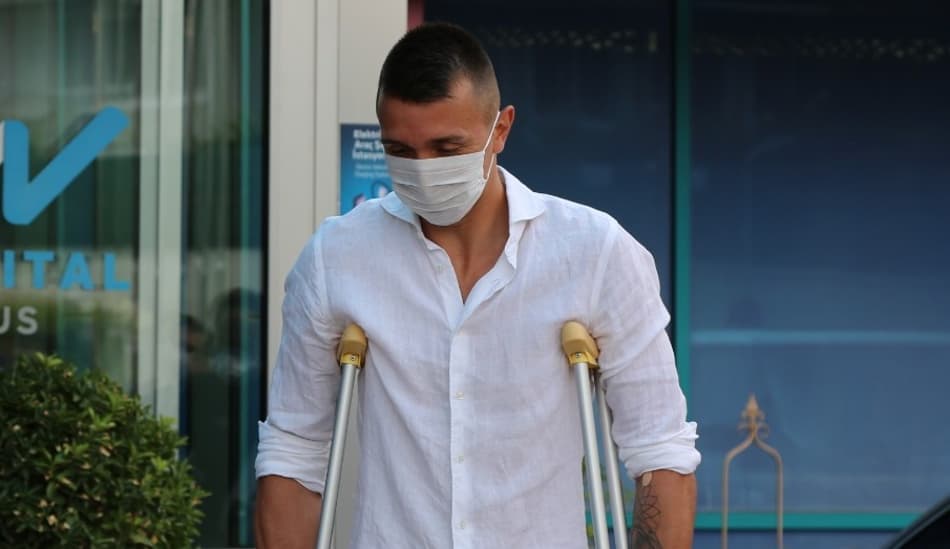 Três dias após cirurgia, Muslera deixa o hospital usando muletas