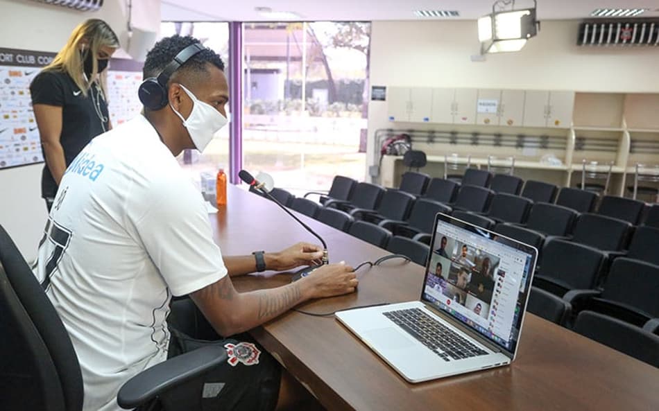 VÍDEO: Assista aos bastidores da apresentação de Jô no Corinthians