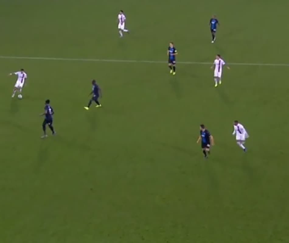 Três dedos? UEFA relembra passe magistral de Di Maria para Mbappé