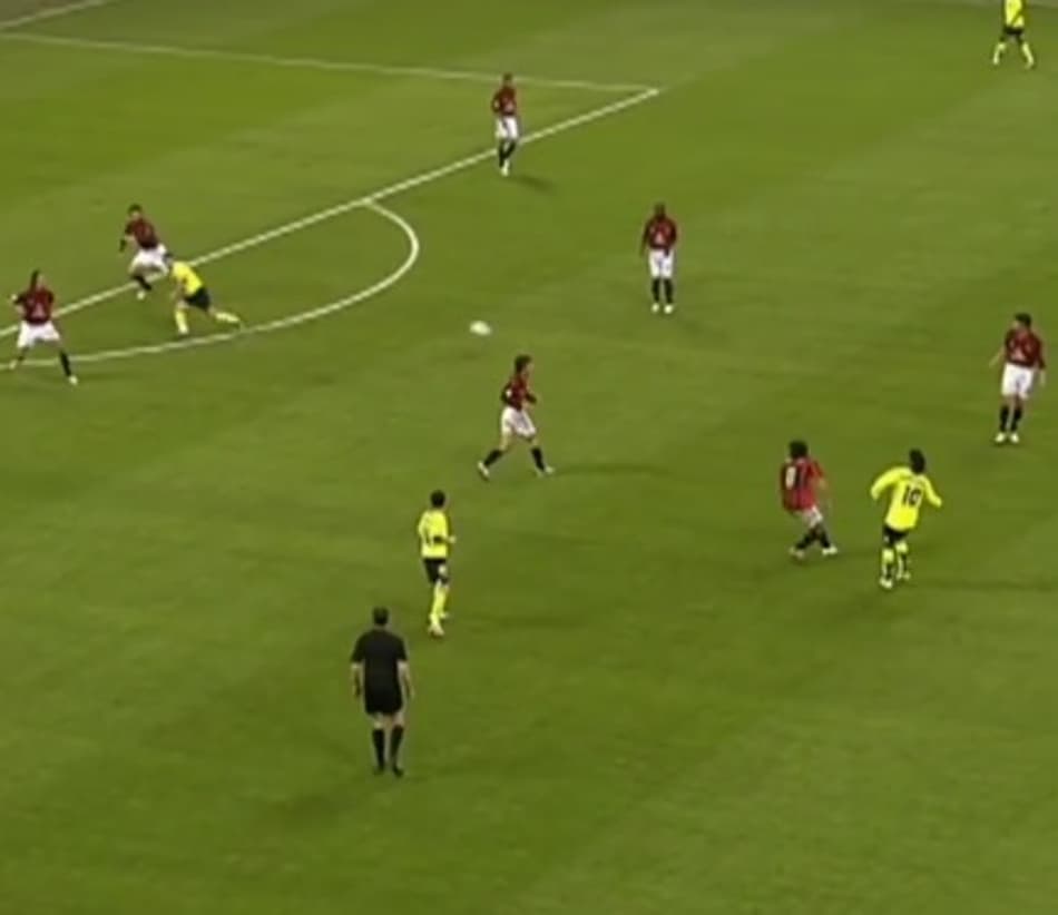 Lance magistral de Ronaldinho pelo Barça é exaltado na rede social; Assista