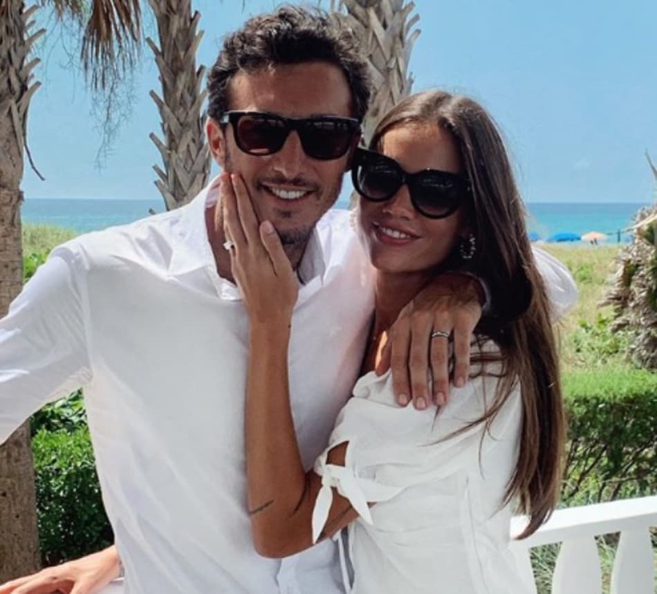 Monaco oficializa noivado com modelo francesa